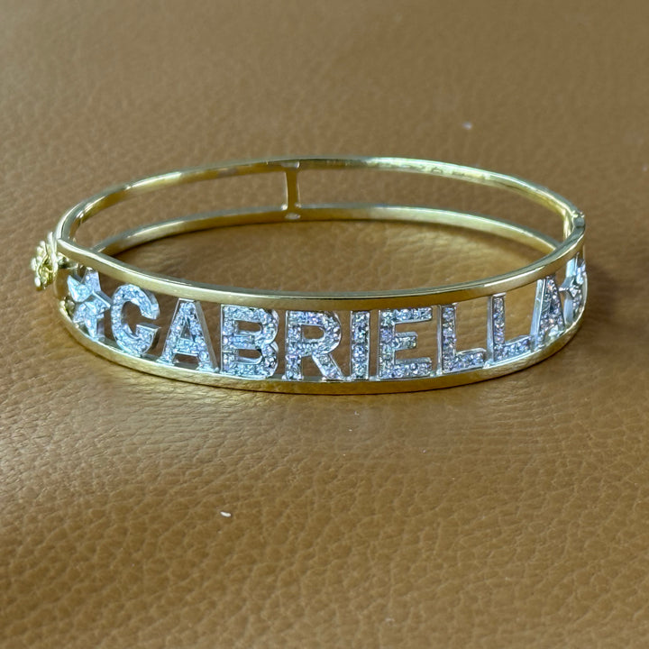 Bracelet en or jaune et diamants avec écriture GABRIELLA