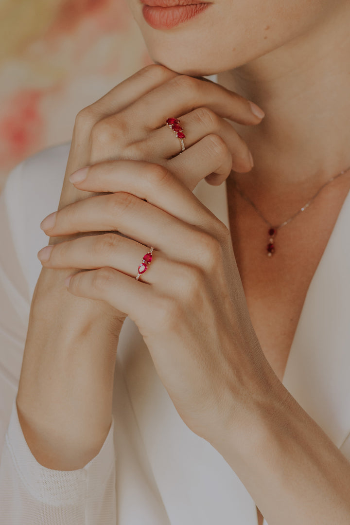 Comete-Ring aus Roségold mit Diamant- und Rubintropfen ANB2636