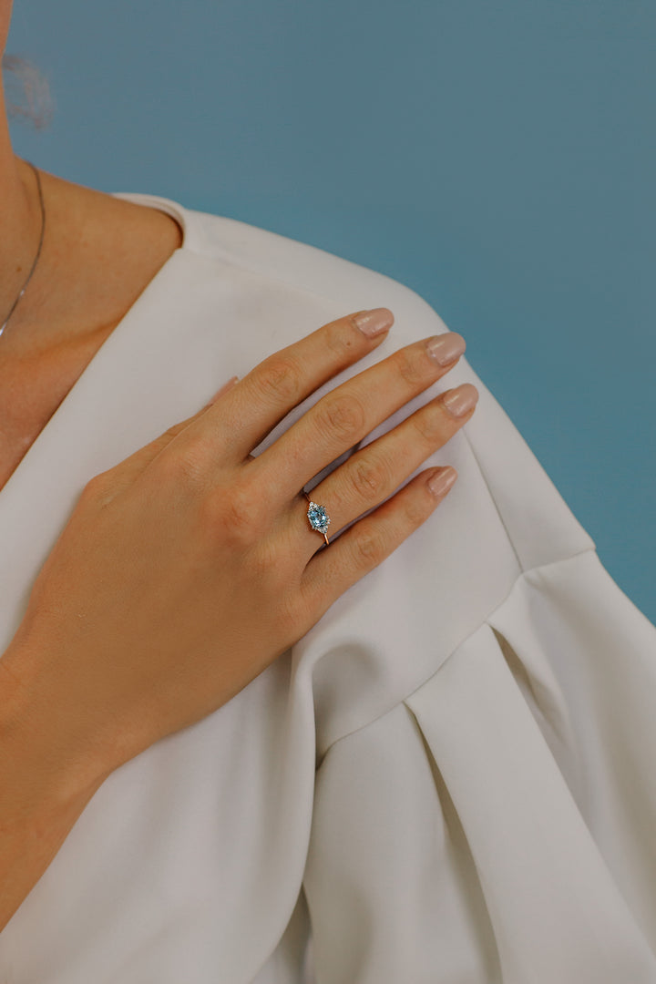 Comete-Goldring mit Diamanten und Aquamarin im Altschliff ANQ308