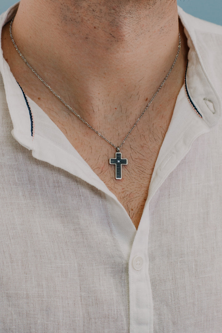 Collier Croix Comète en Acier et PVD noir de la Collection Texture UGL635
