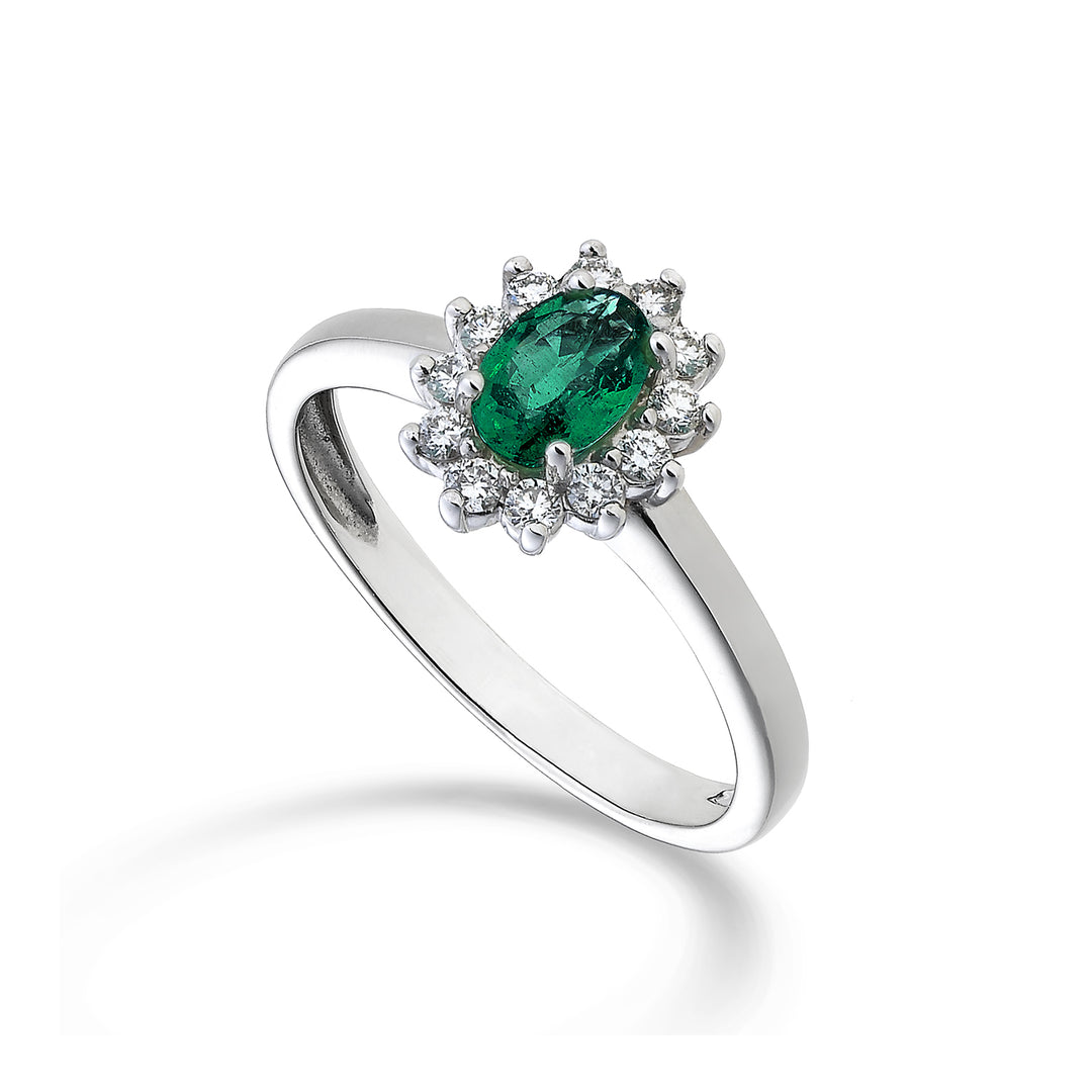Mikiko, ein 18 Karat ovaler Smaragd mit 6 x 4 ct. 0,30 Durchm. ct.0,23 MA5093O4BE