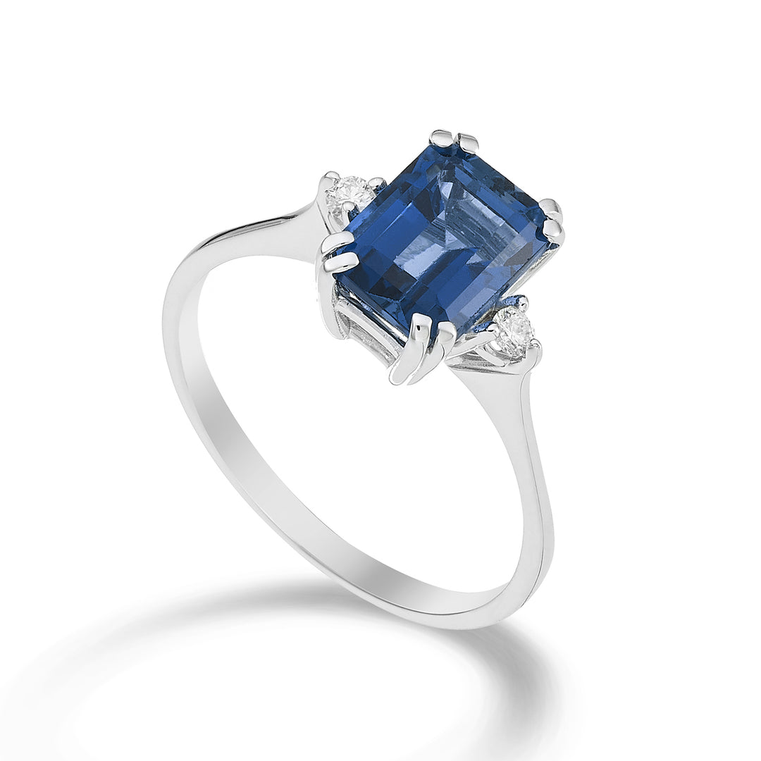 Mikiko, ein achteckiger Londoner Blautopas aus 18 Karat, 8x6 ct.2,65 Durchm. ct.0,06 MACL090DITPBL3O4
