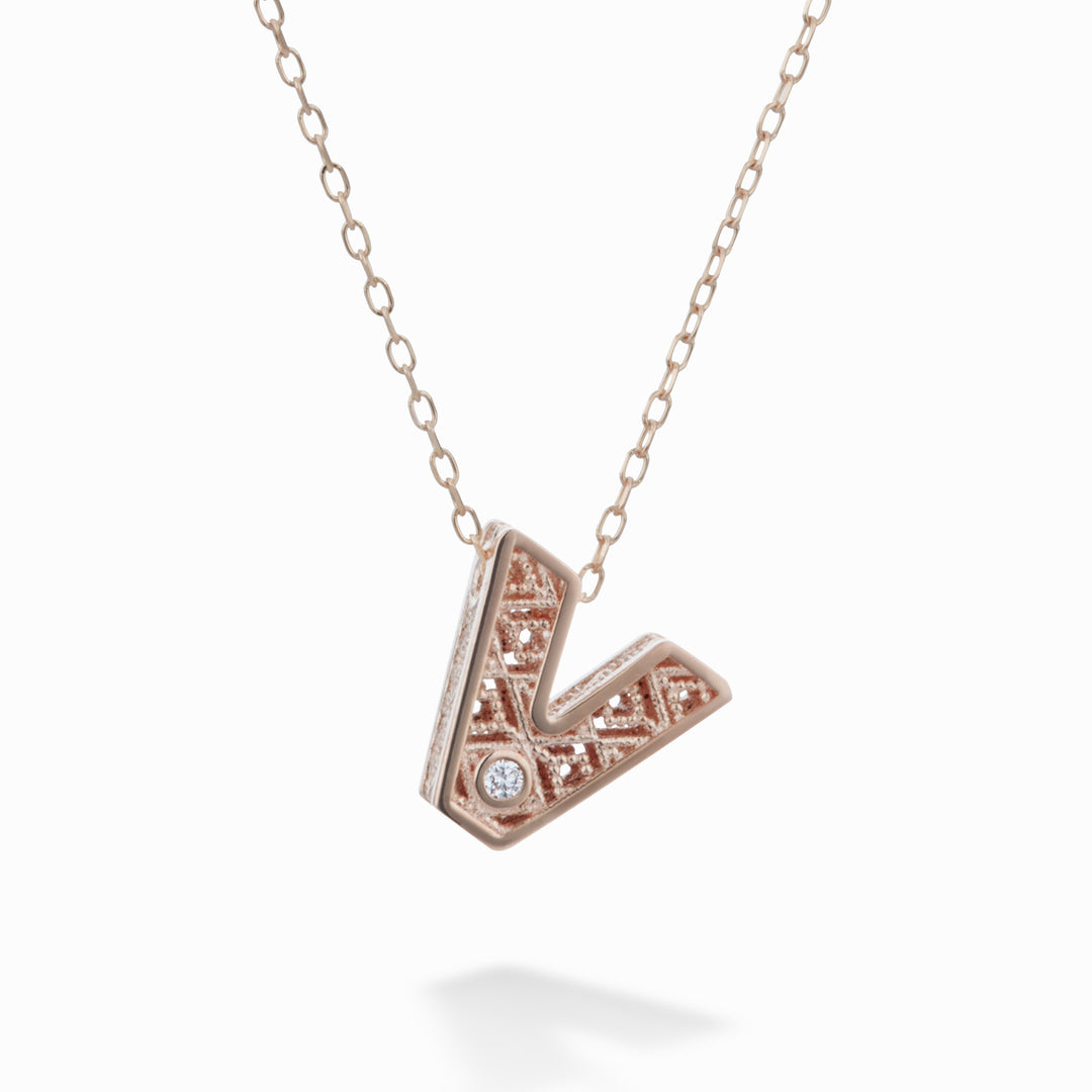 Nihama cl 18k lettera v oro rosè diam. ct.0,01 NDLETVO3