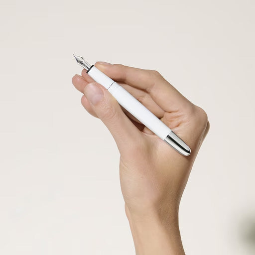 Stylo plume Montblanc Meisterstück Classique pointe blanche M 137120